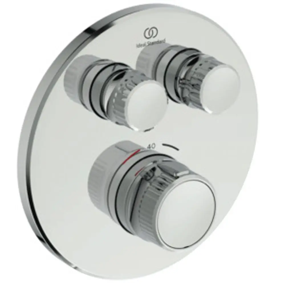 Brausethermostat mit drei Bedienelementen in Chromoptik, montiert auf einer runden Wandplatte, Marke Ideal Standard.